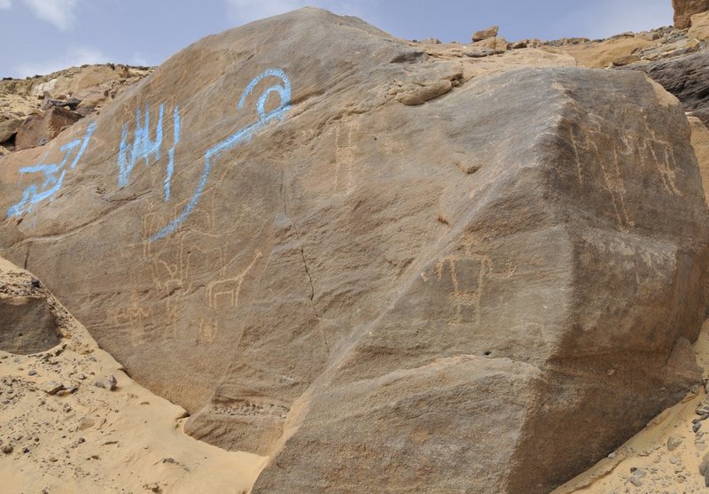 Antike Felszeichnungen und moderne Graffiti auf den Sandsteinkliffs des Assuaner Westufers
