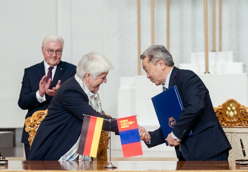 Staatsbesuch Mongolei Handschlag nach Unterzeichnung