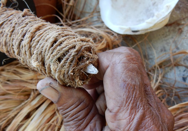 Herstellung von Muschelgeld mit einem Steinbohrer, Langa Langa Lagune, Malaita