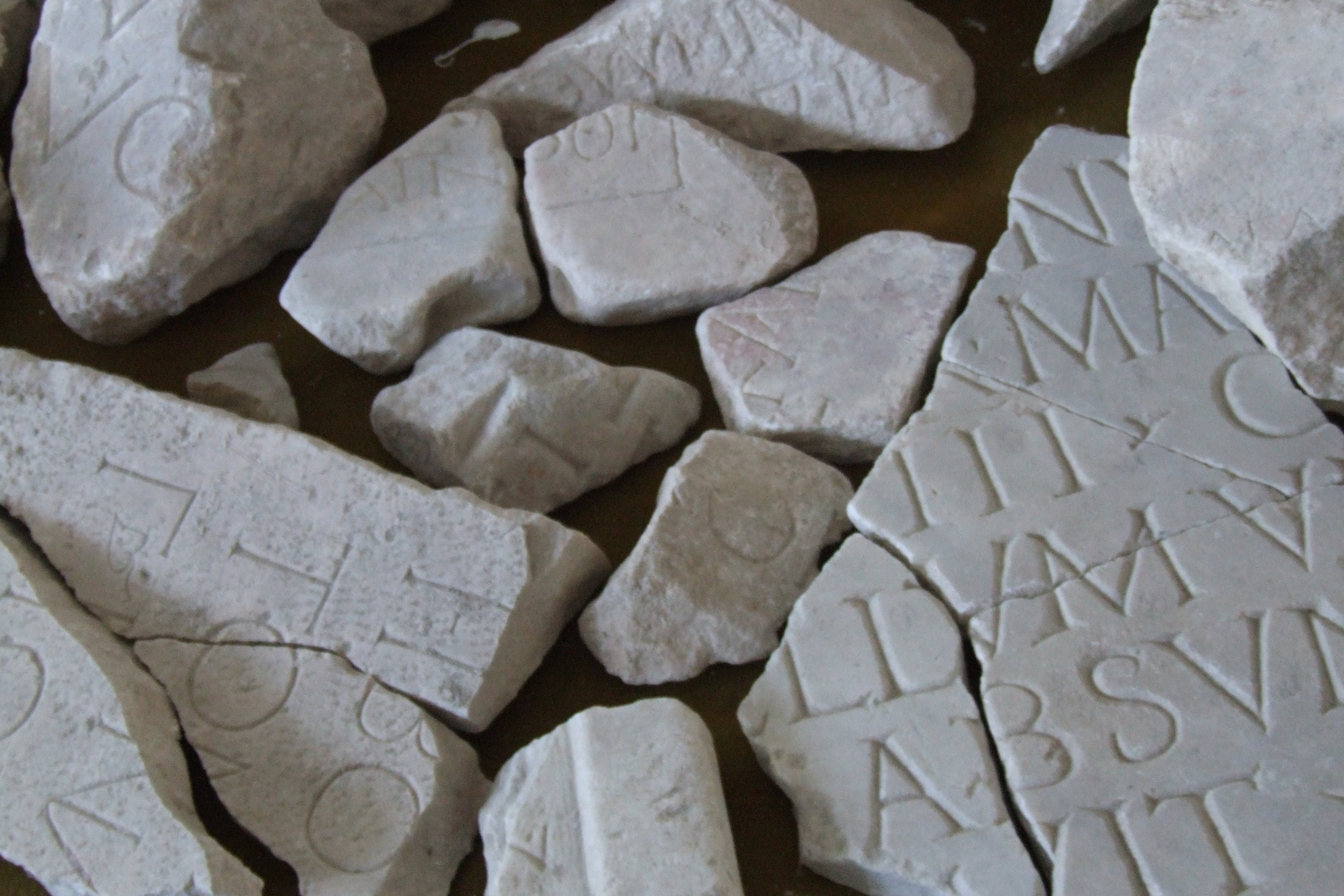 Inschriftenfragmente im Museum von Histria (Rumänien) 