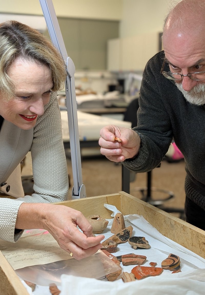 Katja Sporn und Georgos Kavvadias bei der Begutachtung von Fundstücken im Nationalmuseum