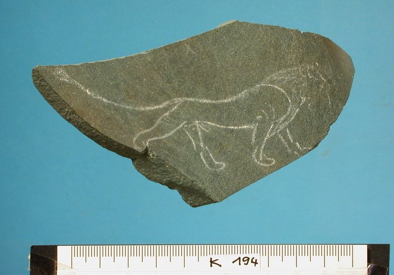 Bildostrakon mit der Darstellung eines Löwen, 19. Dynastie. Der Bildträger ist die Scherbe eines Steingefäßes der 1. Dynastie, Umm el-Qaab