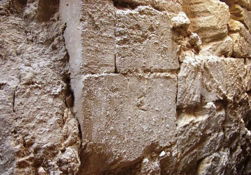 Aghurmi, Griechische Steinmetzmarke Σ (Brunnenabgang)