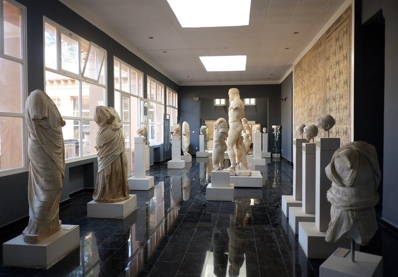 Cherchell, Museum - Blick in die Westgalerie von Norden