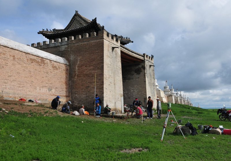 Wallschnitt an der Klostermauer Erdene Zuus