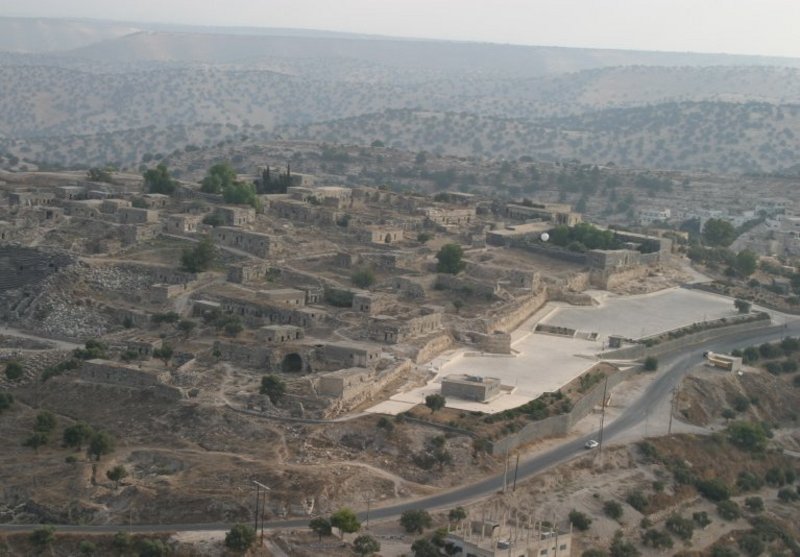 Siedlungshügel mit der Stadtmauer