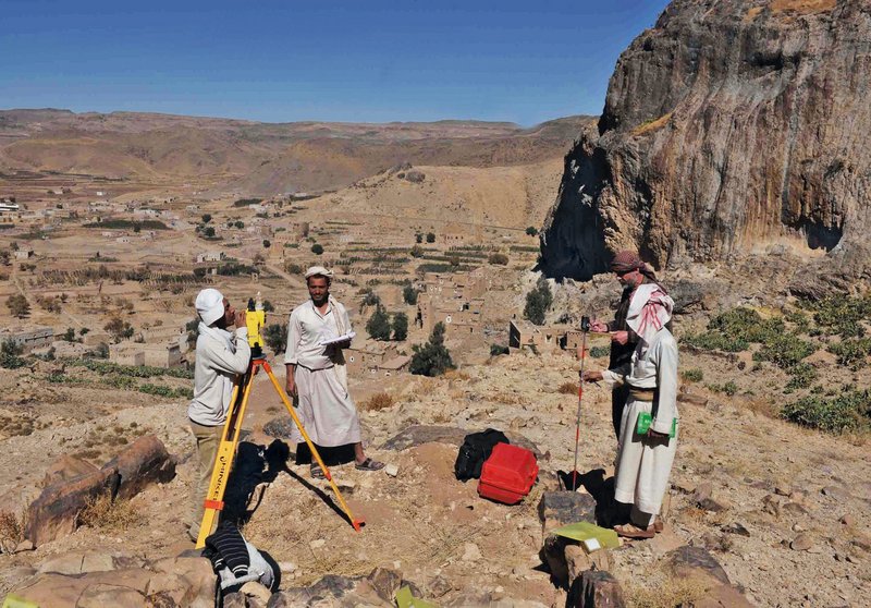 Mitarbeiter der jemenitischen Antikenbehörde und lokale Arbeitskräfte werden in Tan’im.jpg