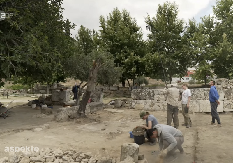 Im Grabungsgelände des Kerameikos