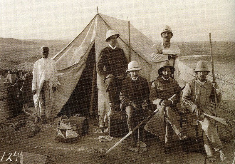 Ludwig Borchardt mit Besuchern in Abukir, o.D