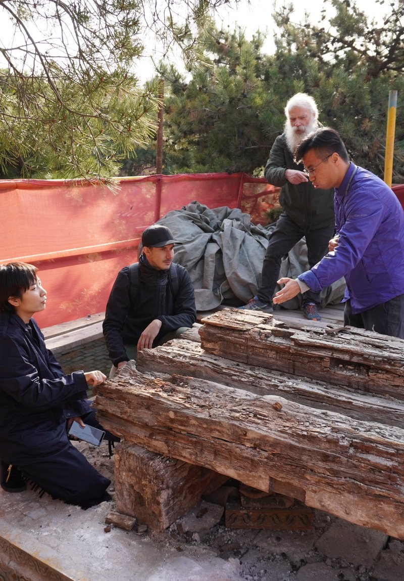 KollegInnen des Palastmuseums in Peking und des DAI besprechen in 2019 die Beprobung für eine dendrochronologische Altersbestimmung, Palastmuseum, Peking, China
