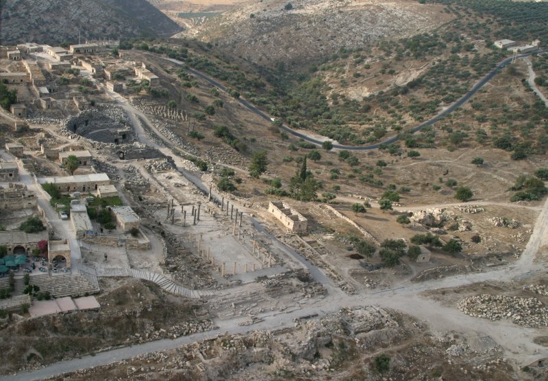 Nymphaeum und Kirchenterrasse an der Ost-West-Achse