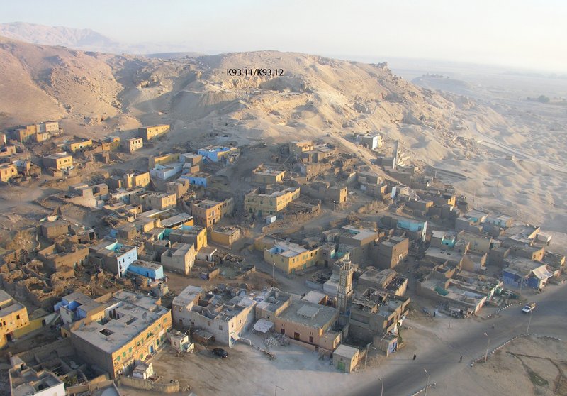 Blick von Süden nach Dra' Abu el-Naga