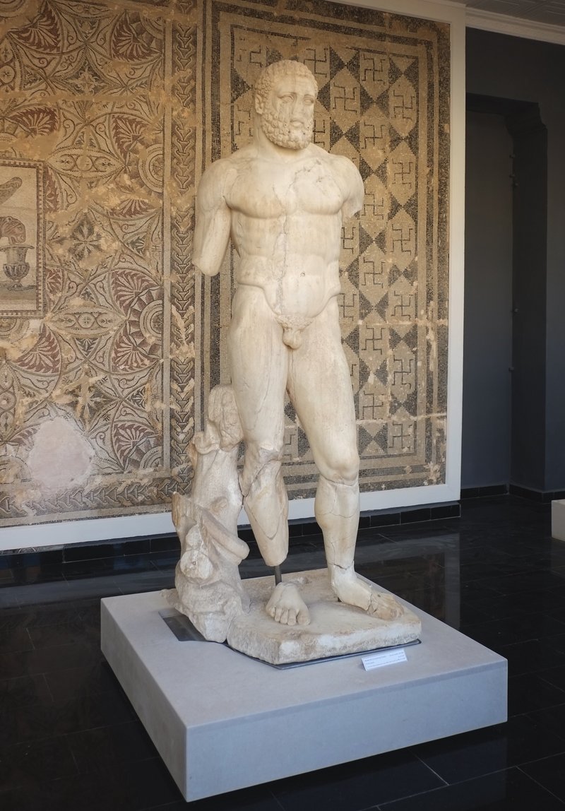 Cherchell, Museum - Neuaufstellung der kolossalen Hercules-Statue in der Westgalerie