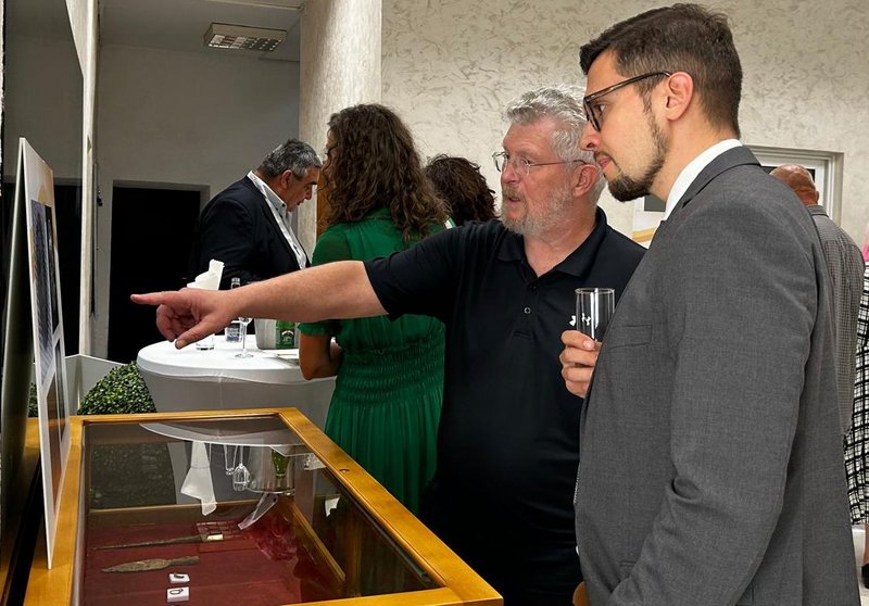 Herr Prof. Dr. Blagoje Govedarica (l.) und Herr Paul Sander (Konsul der Bundesrepublik Deutschland in Montenegro) (r.) in der Ausstellung