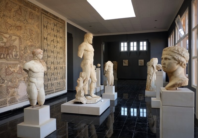 Cherchell, Museum  -  Neuaufstellung der kolossalen Hercules-Statue in der Westgalerie