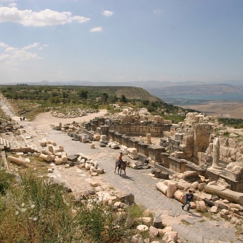 Zur urbanistischen und kulturhistorischen Entwicklung der antiken Stadt Gadara und ihres Umlandes
