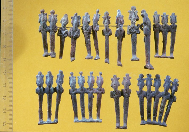 Die Osirisfiguren aus Kupfer und Bronze sind 4-5 cm hoch, Umm el-Qaab