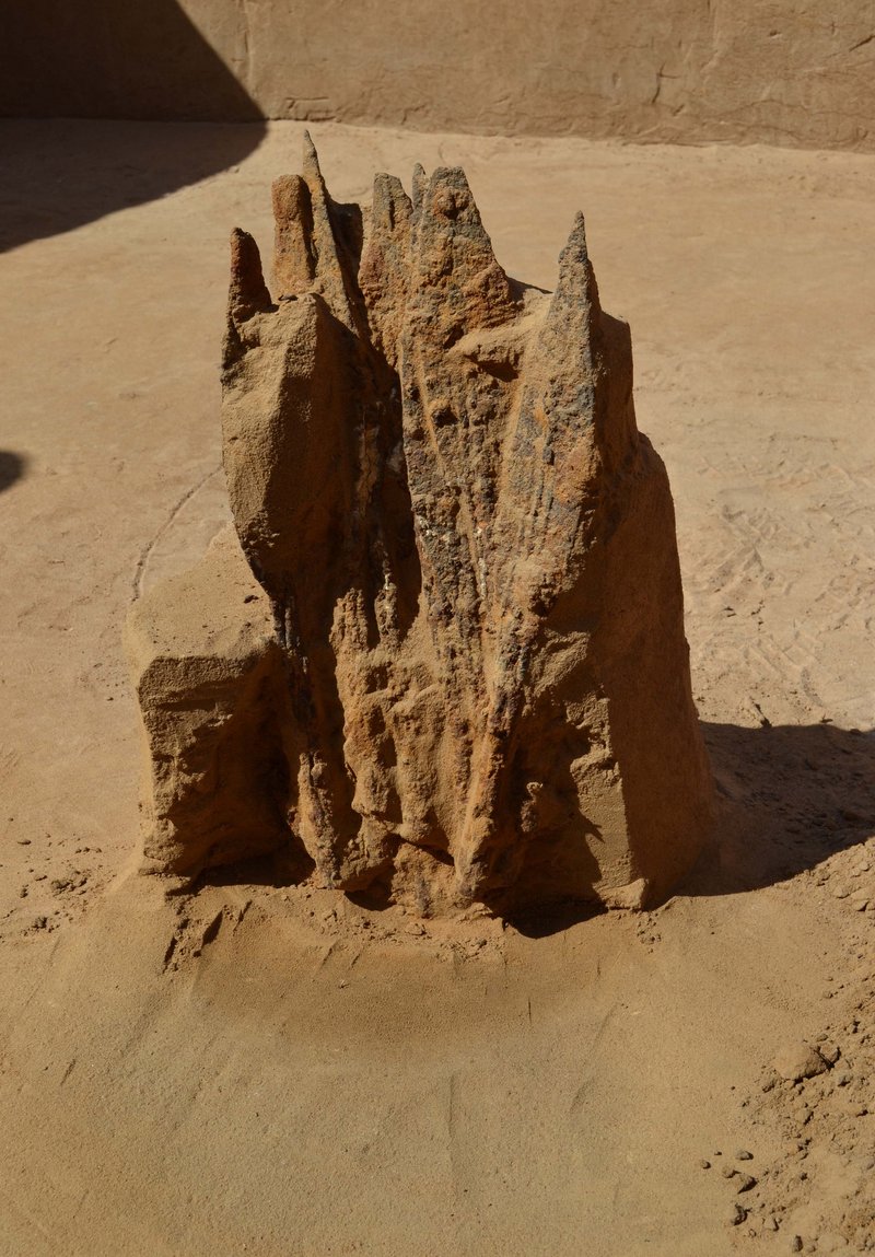 Lanzen in situ in einem Grabhügel bei Kael, Senegal