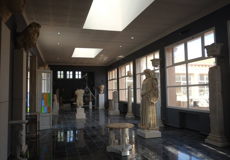 Cherchell, Museum - Blick in die Nordgalerie von Westen