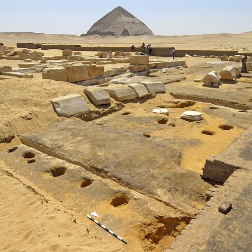 Die Siedlung des Alten Reiches nördlich des Taltempels der Knickpyramide in Dahschur