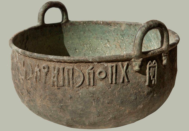 Bronzener Kessel. Der in der Nähe von Yeha in Guldam gefundene Kessel trägt eine sabäische Inschrift und nennt einen Steinmetz aus der Region Mārib