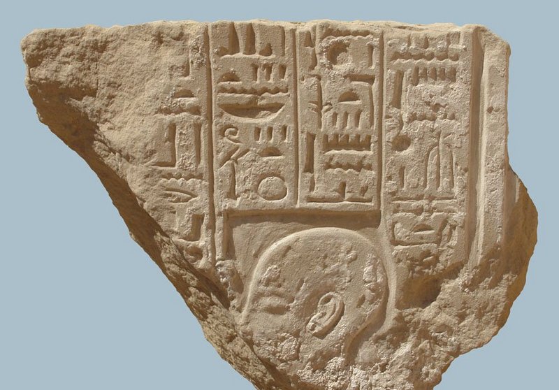 Darstellung des Hohenpriesters Amenophis aus K93.12. Der Text nennt außerdem Name und Titel seines Vaters Ramsesnacht