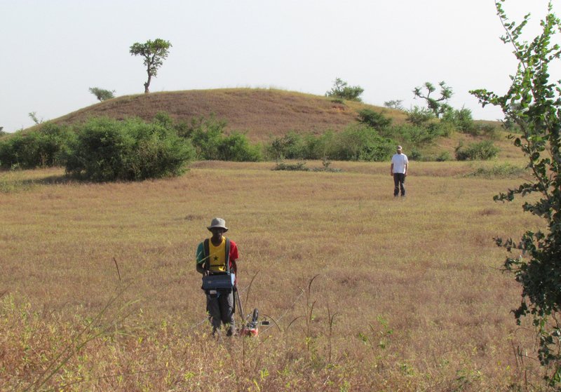 Geophysikalische Prospektion zwischen Grabhügeln bei Tiékène, Senegal