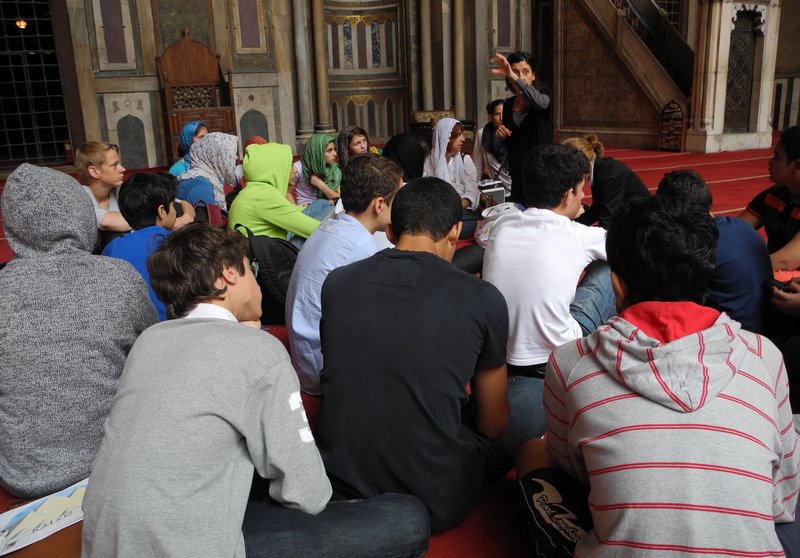 Besichtigung einer Moschee in der Altstadt von Kairo, April 2013