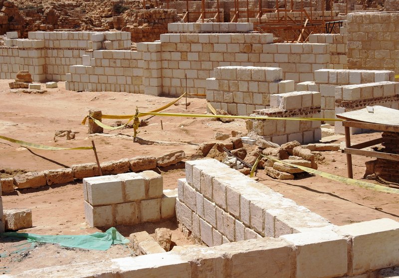 Wiederaufbau des von den Arab Constructors zuvor bis auf das Fußbodenniveau abgetragenen Südteils der dem 6. Jahrhundert entstammenden Gruftkirche von Abu Mina
