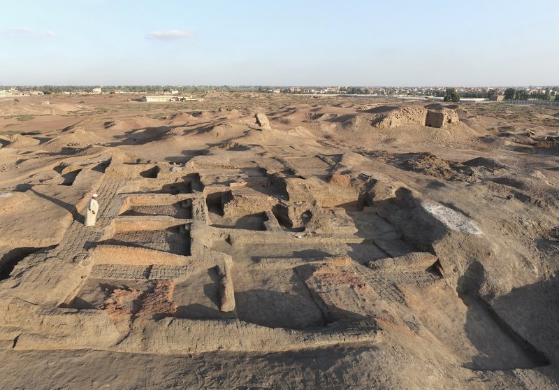 Blick nach Süden über die französischen Ausgrabungen eines Lagergebäudes