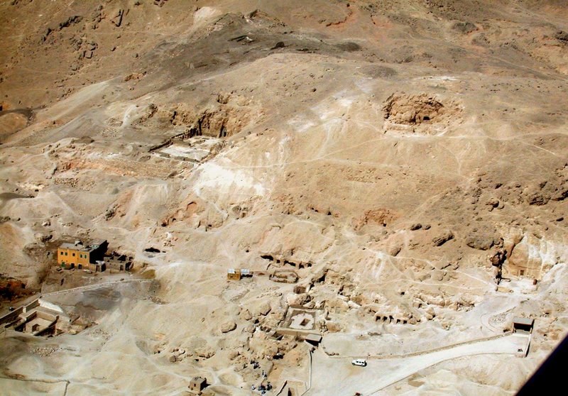 Blick über Dra' Abu el-Naga mit der Pyramide des Königs Nubcheperre (Bildmitte unten), der Doppelgrabanlage und den Überresten des Klosters Deir el-Bachit (Stand 2003)