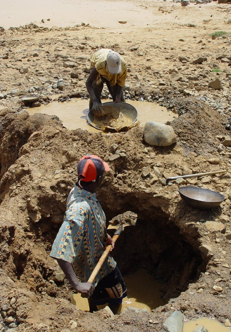 Goldwäscher am Ufer des Sirba im Niger