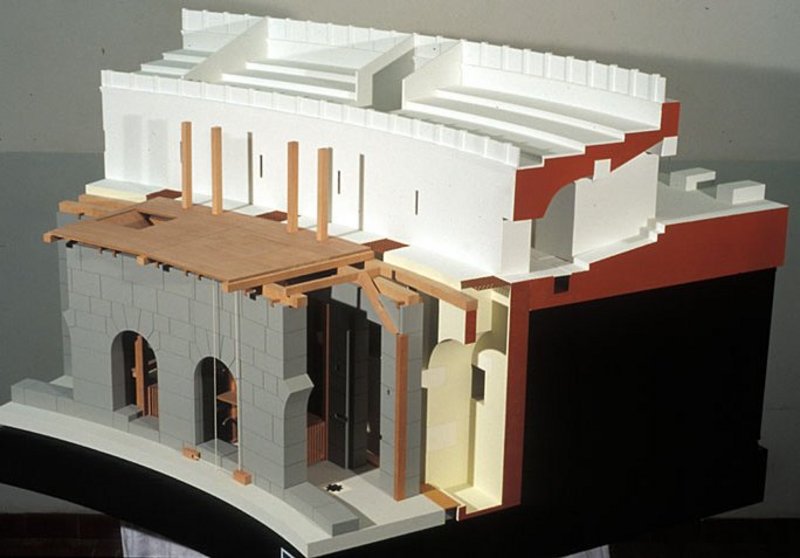 Kolosseum, Querschnittmodell der Arenaunterkellerung mit Lastenaufzügen, Cavea und Ambulatorien