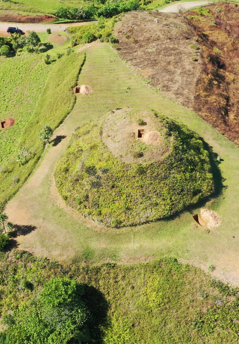 Abb. 11 Luftbild des Erdwerkes Ngerbuns el Bad mit Lage der Sondagen / Fig. 11 Aerial view of the earthwork Ngerbuns el Bad with the location of the test pits