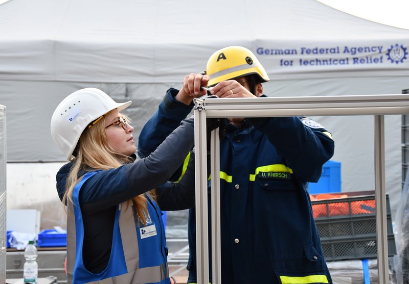 Aufbau von modularen Labortischen durch Einsatzkräfte 