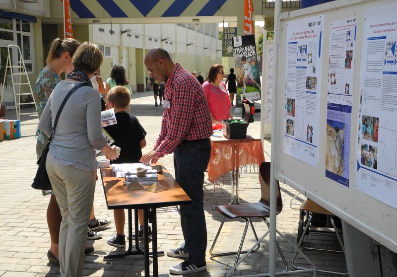 Mitarbeiter informieren Interessierte beim Begegnungsfest der DEO, April 2013
