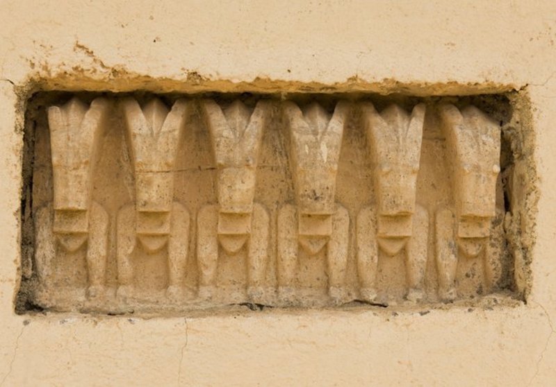 Yeha. Antiker Steinbockfries als Spolie an der modernen Kirche verbaut