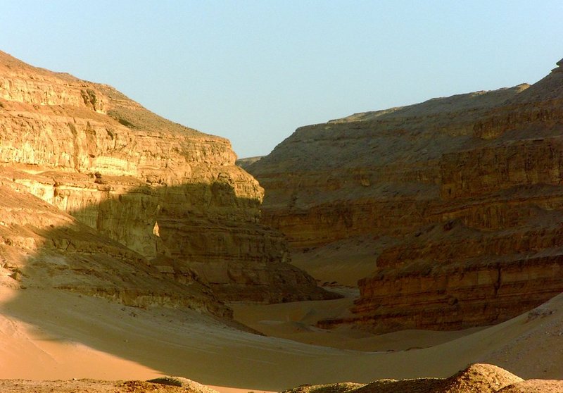 Der Einschnitt des Wadi im Südwesten der abydenischen Bucht galt als Eingang in die Unterwelt