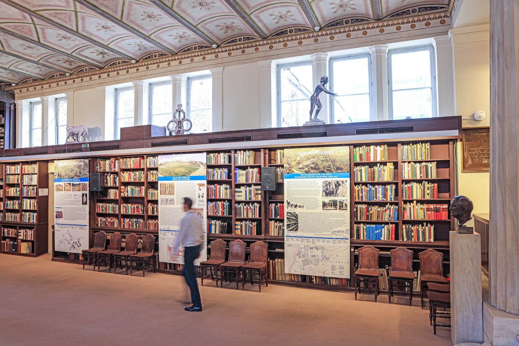 Blick in die Bibliothek am Tag der Eröffnung