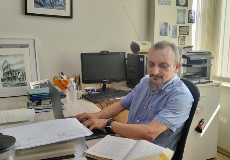 Dr. Burak Takmer in seinem Büro an der Universität Antalya
